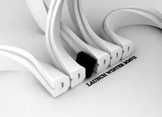 现场观众热情高涨，为自己支持的球队呐喊助威！